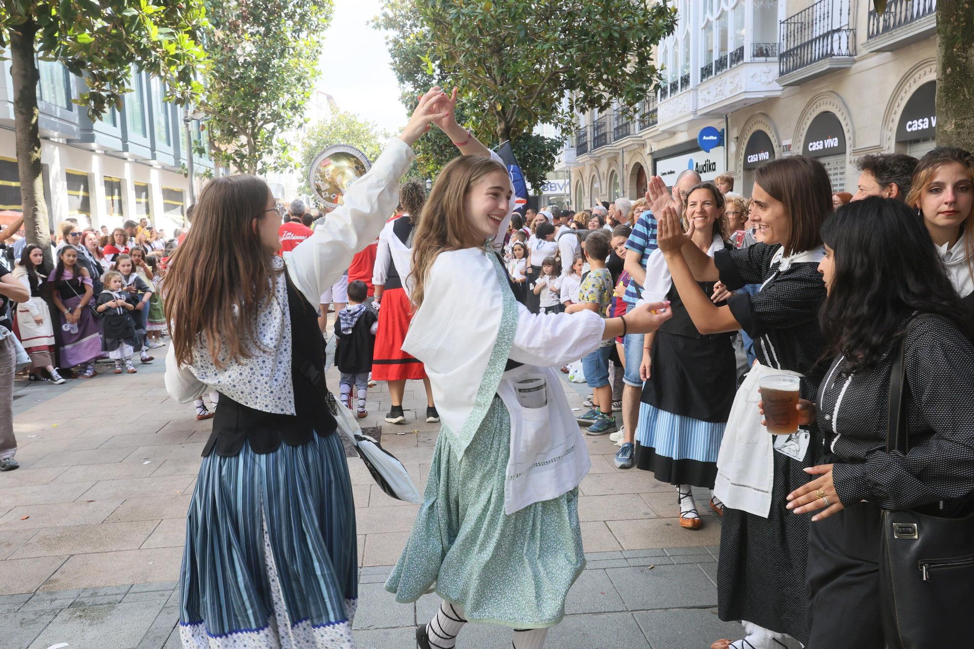 En imágenes: Blusas y neskas desfilan en una kalejira por Santiago