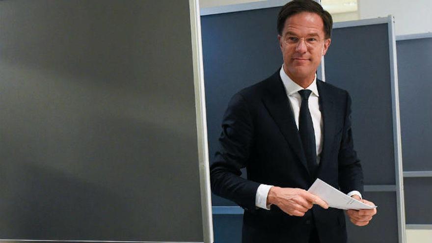 El primer ministro holandés, Mark Rutte, se dispone a votar.
