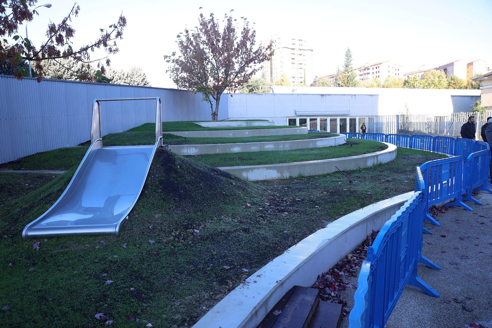 Patio de la Escuela Infantil municipal de Azpilagaña, con el patio renaturalizado.
