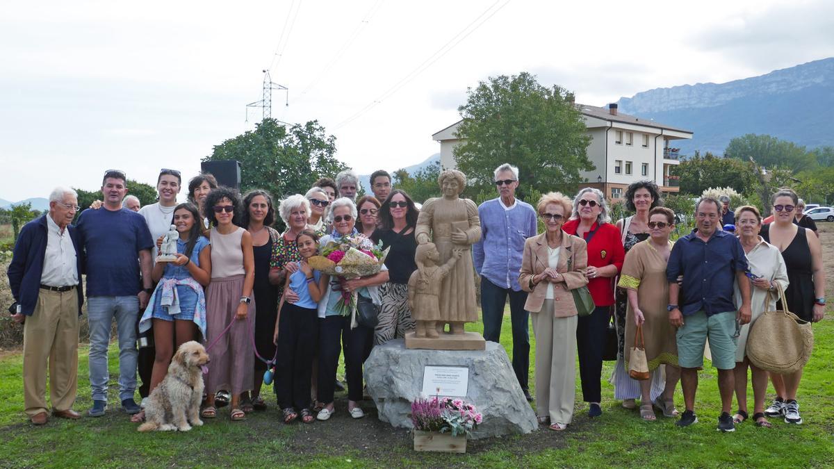 Cuatro generaciones de descendientes de María Ana Sanz Huarte acudieron al homenaje que le rindió el pueblo de Irañeta. 