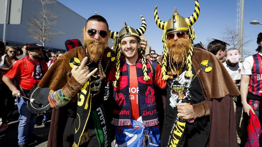 La afición del Baskonia, incansable en Valencia