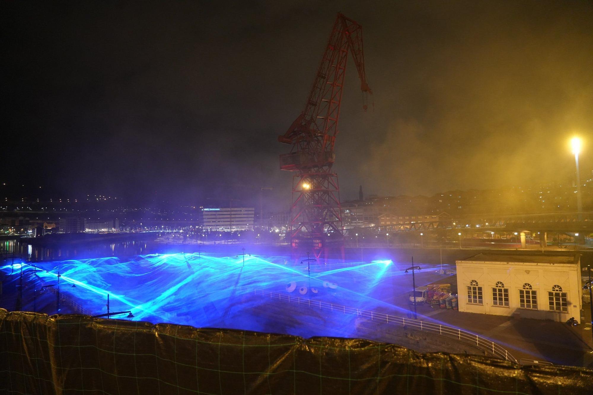 En imágenes: ‘Waterlicht’, un océano de luz azul sobre la ría de Bilbao