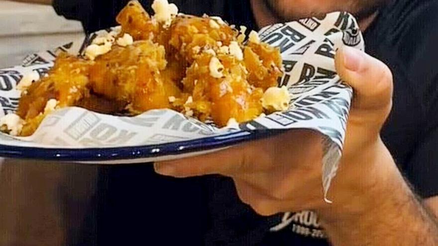 El templo del pollo frito en Vitoria: comida premium y arte urbano en un mismo local