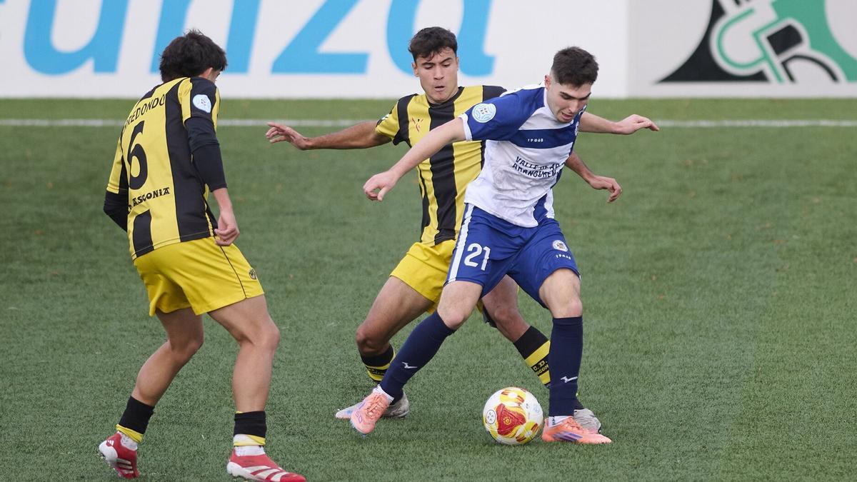 Xabi Goñi protege el balón frente a un rival.