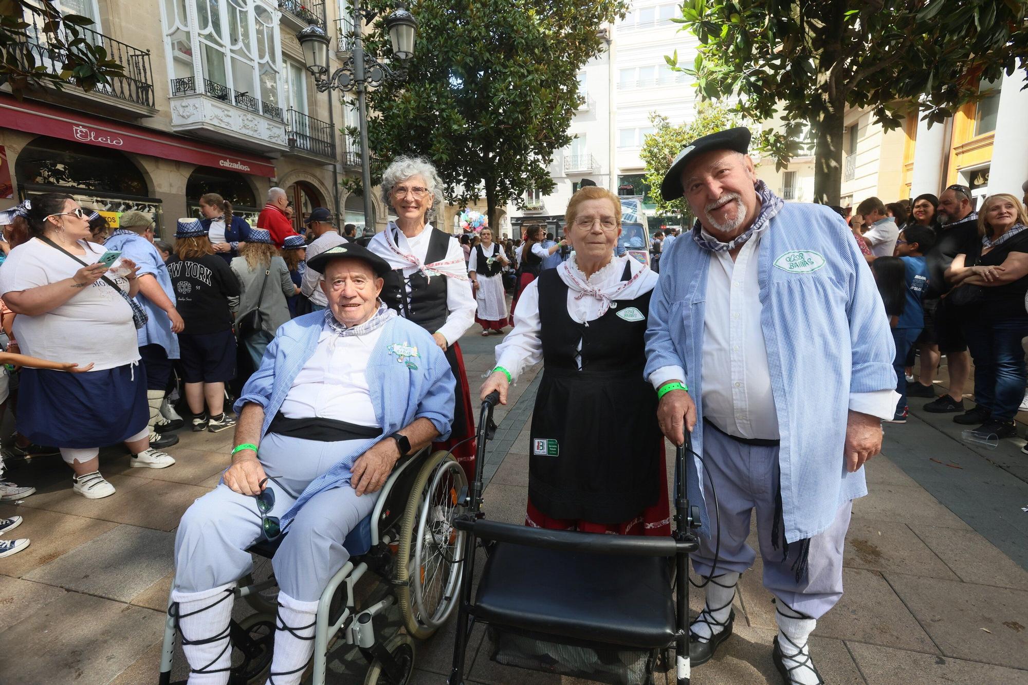 En imágenes: Blusas y neskas desfilan en una kalejira por Santiago