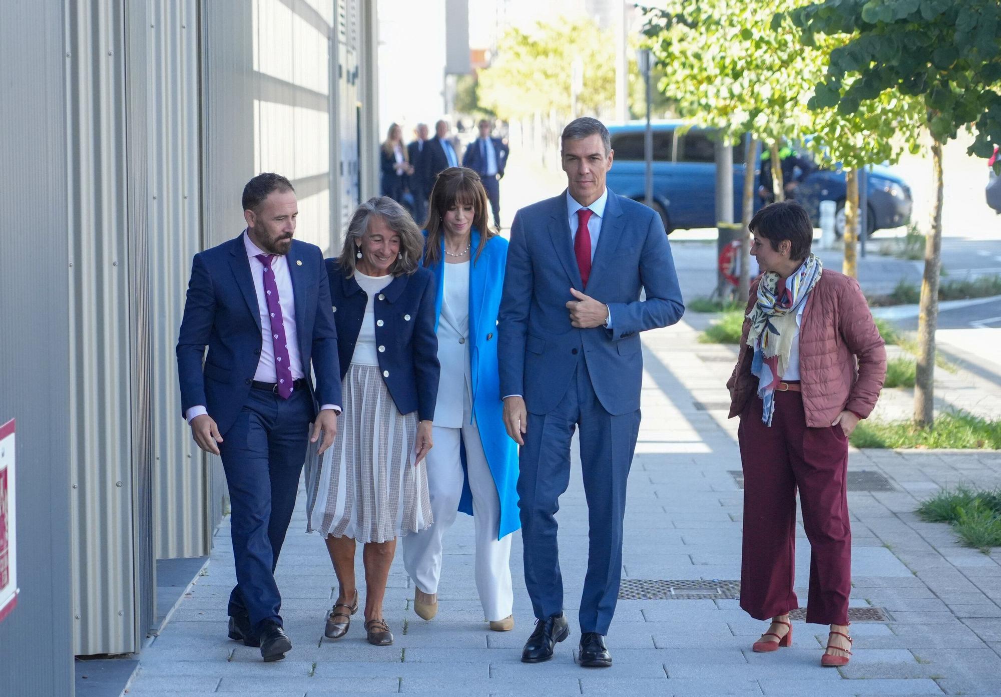 En imágenes: Pedro Sánchez visita una promoción de pisos de alquiler social en Arkaiate