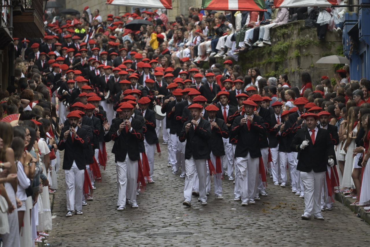 El Alarde desfila por las calles de Hondarribia