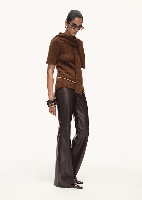 Pantalon efecto piel combinado con jersey de punto.