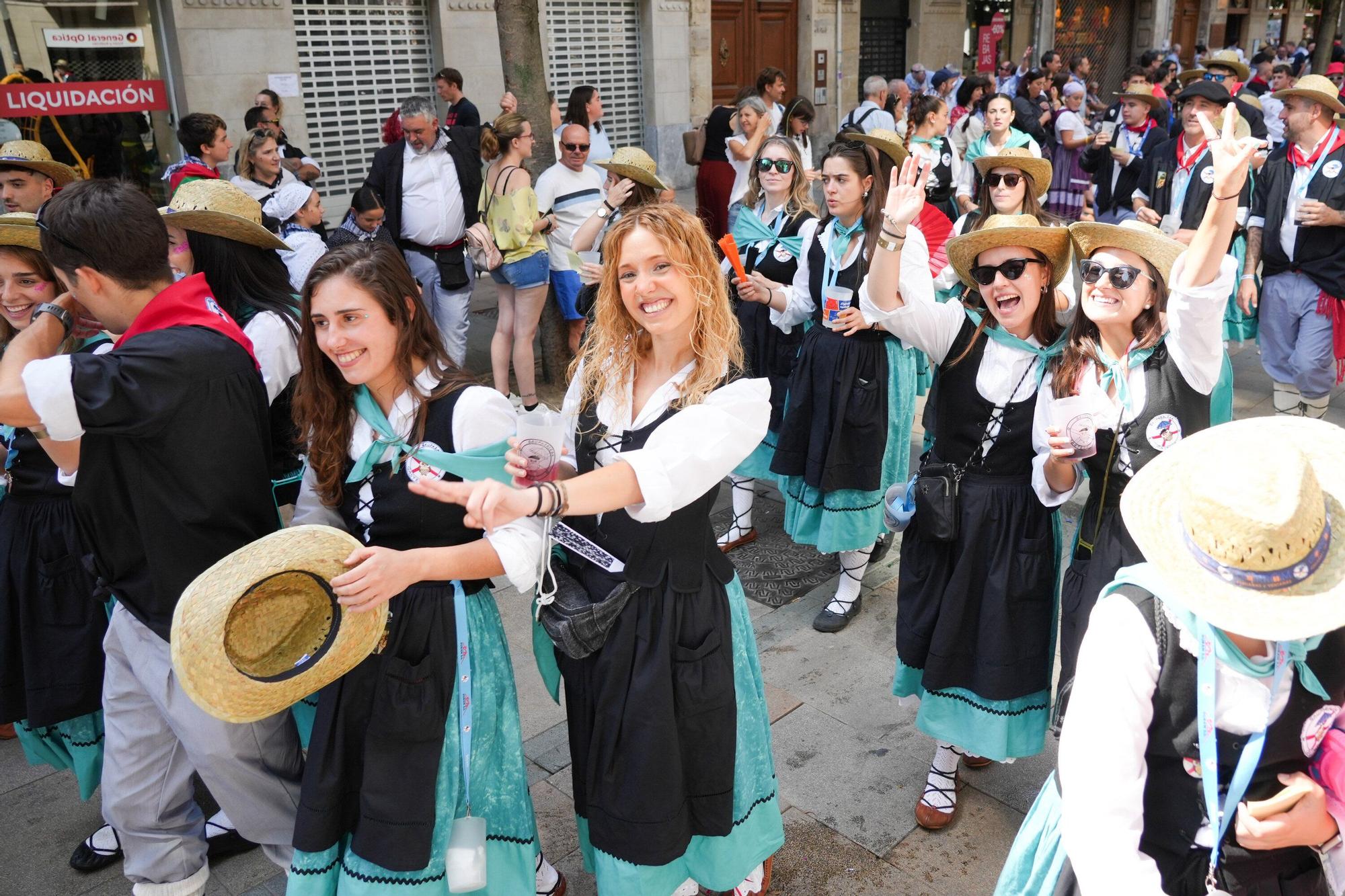 En imágenes: Blusas y neskas desfilan en el primer paseíllo