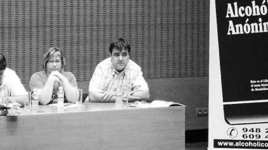 El alcalde José María Abárzuza (izda) y los concejales María Pérez y Mario Fabo, en la mesa de debate.