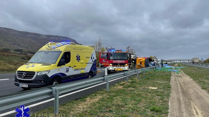 Un carril cortado en la A-1 en Asparrena al volcar un camión