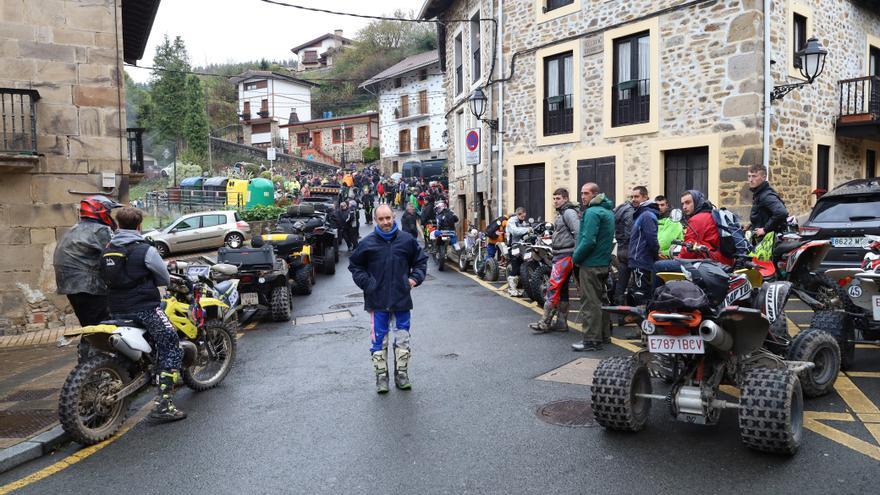 El valle de Arratia despertó este domingo con el rugir de motos, quads y bouggys