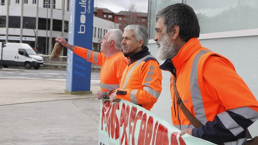 Trabajadores empapelan Vitoria con un polémico y llamativo cartel