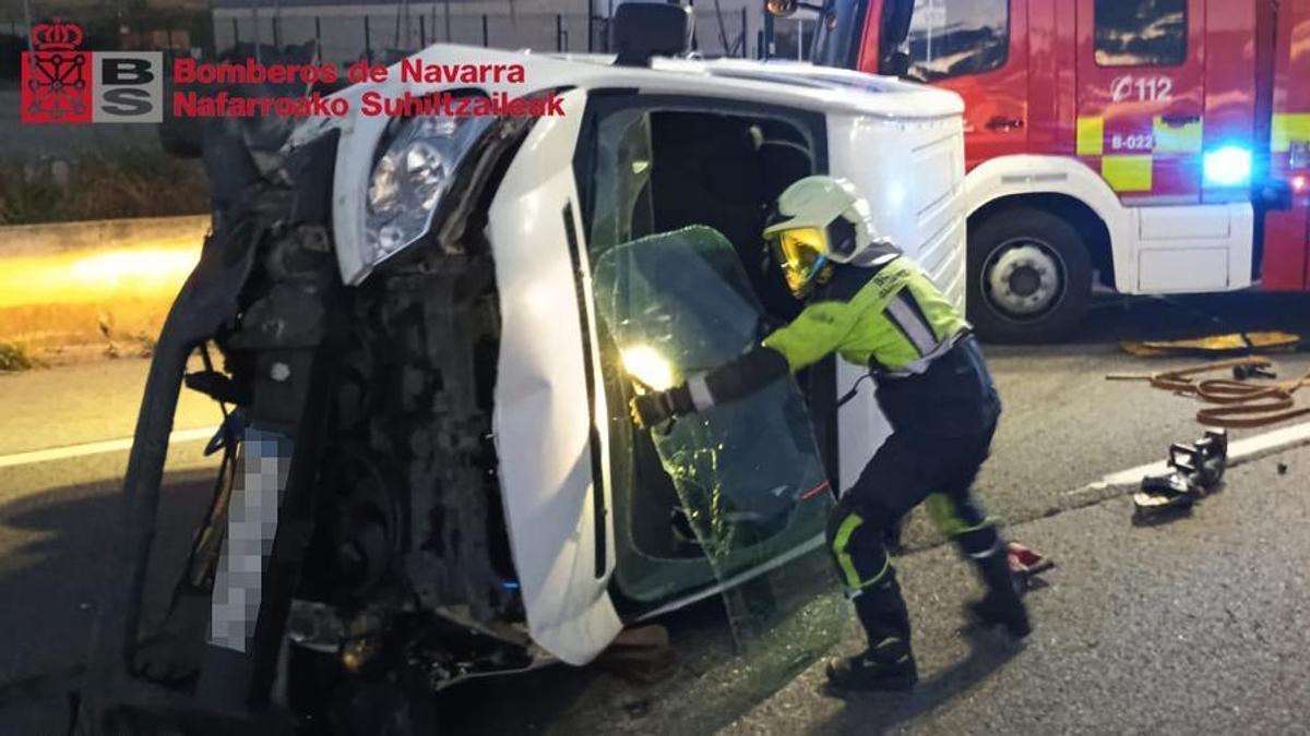 Un efectivo de Bomberos de Navarra trabajando en uno de los vehículos implicados en el accidente en la A-68.