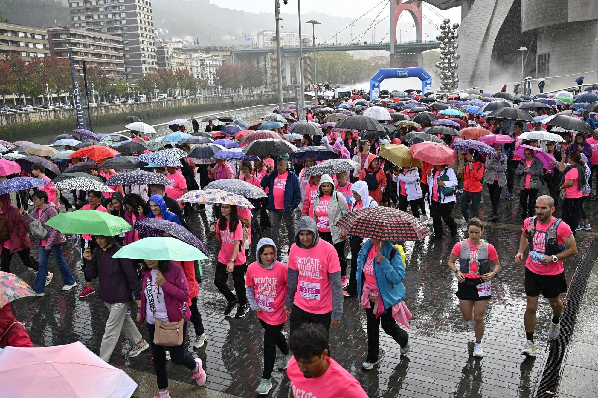 En imágenes: los paraguas tiñen la marea rosa de Bilbao