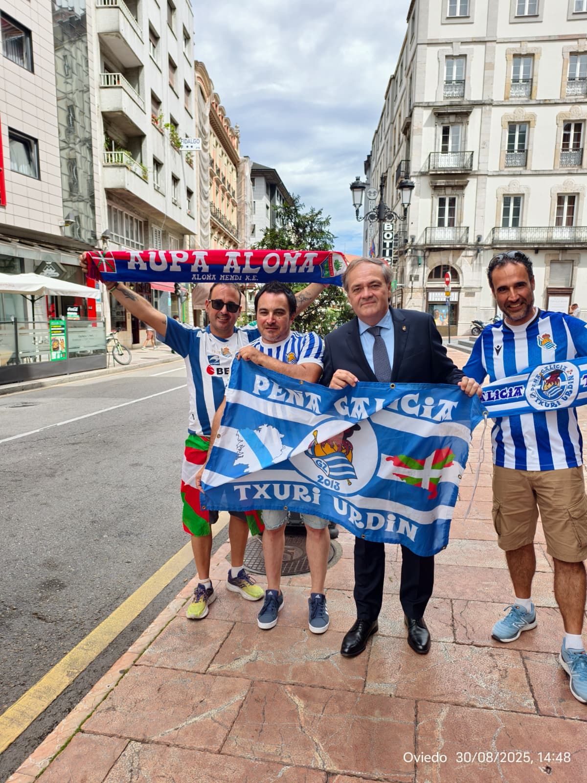 [Fotos] Varios seguidores de la Real se desplazan a Oviedo para animar al equipo