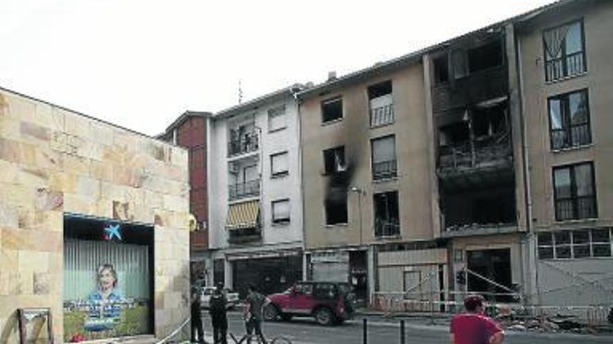 El edificio de tres plantas quedó muy afectado por el fuego.