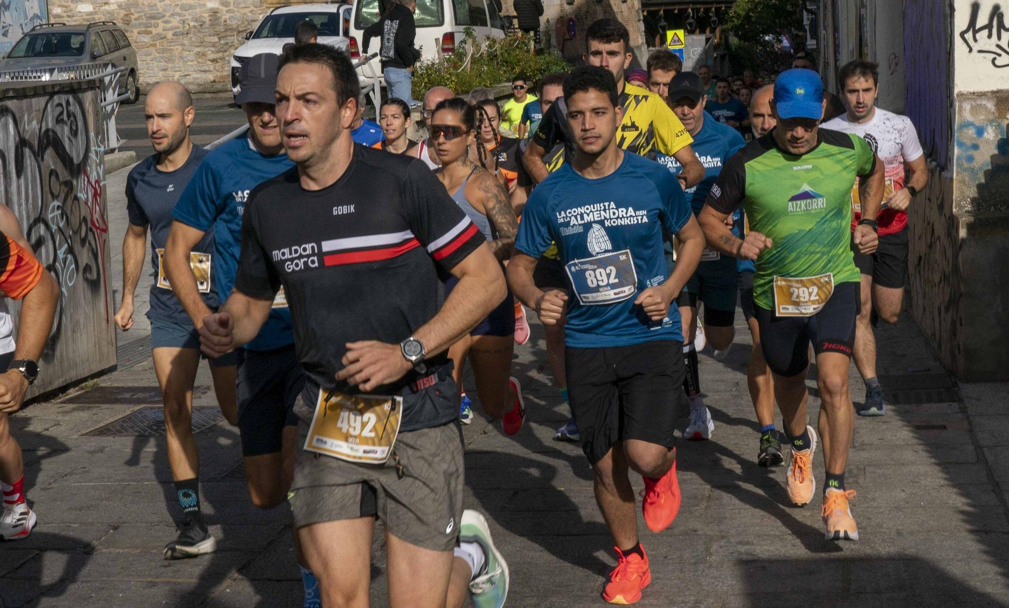 En imágenes: Un millar de corredores atraviesan la almendra