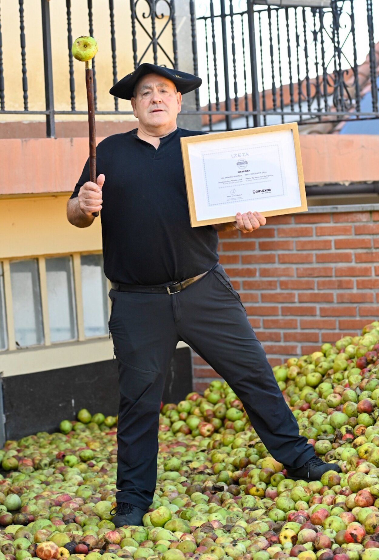 Sebastian Iruretagoiena en la sidrería Izeta de Aia.