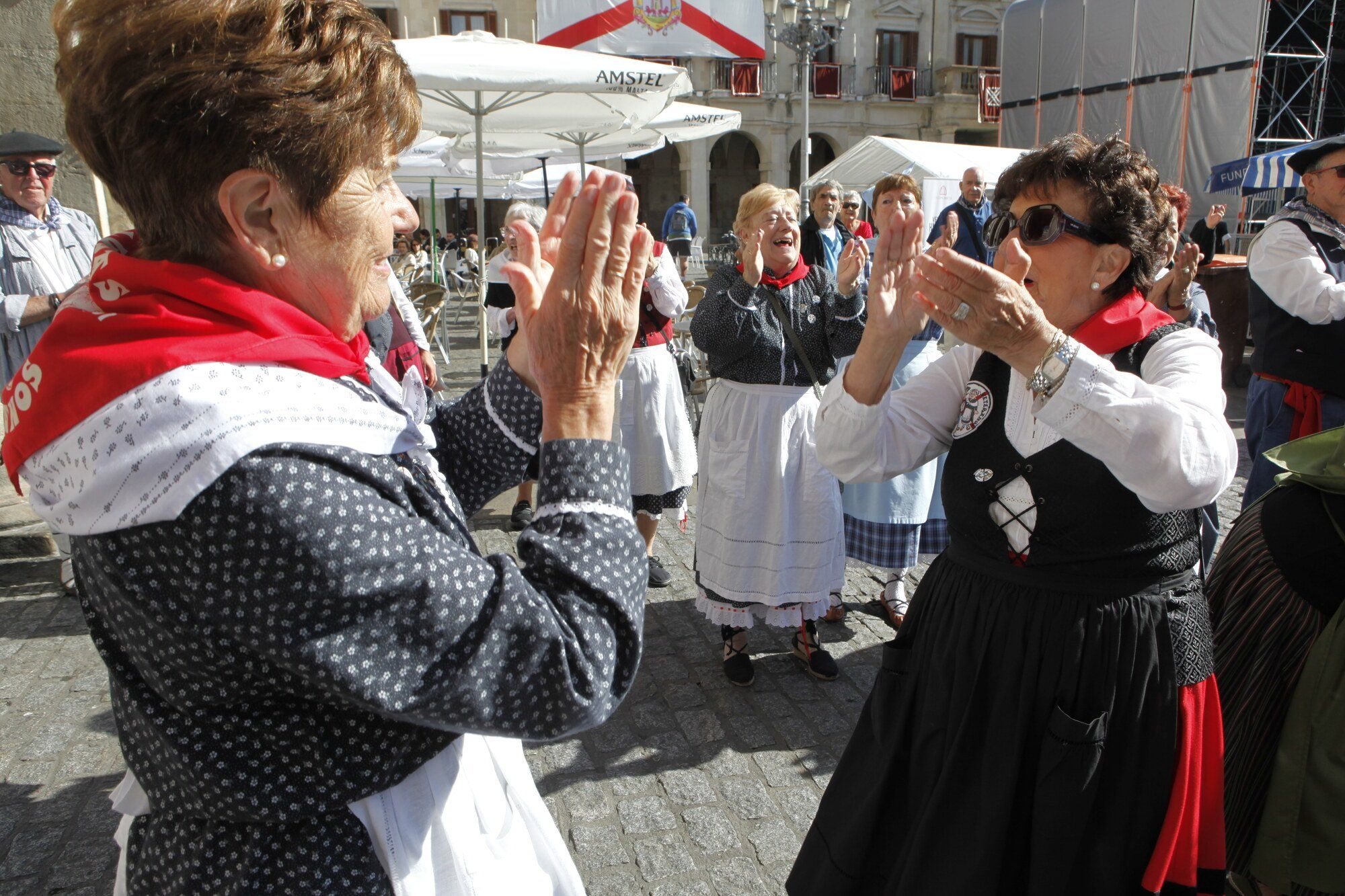 Los blusas y neskas veteranos ya disfrutan de su día en La Blanca