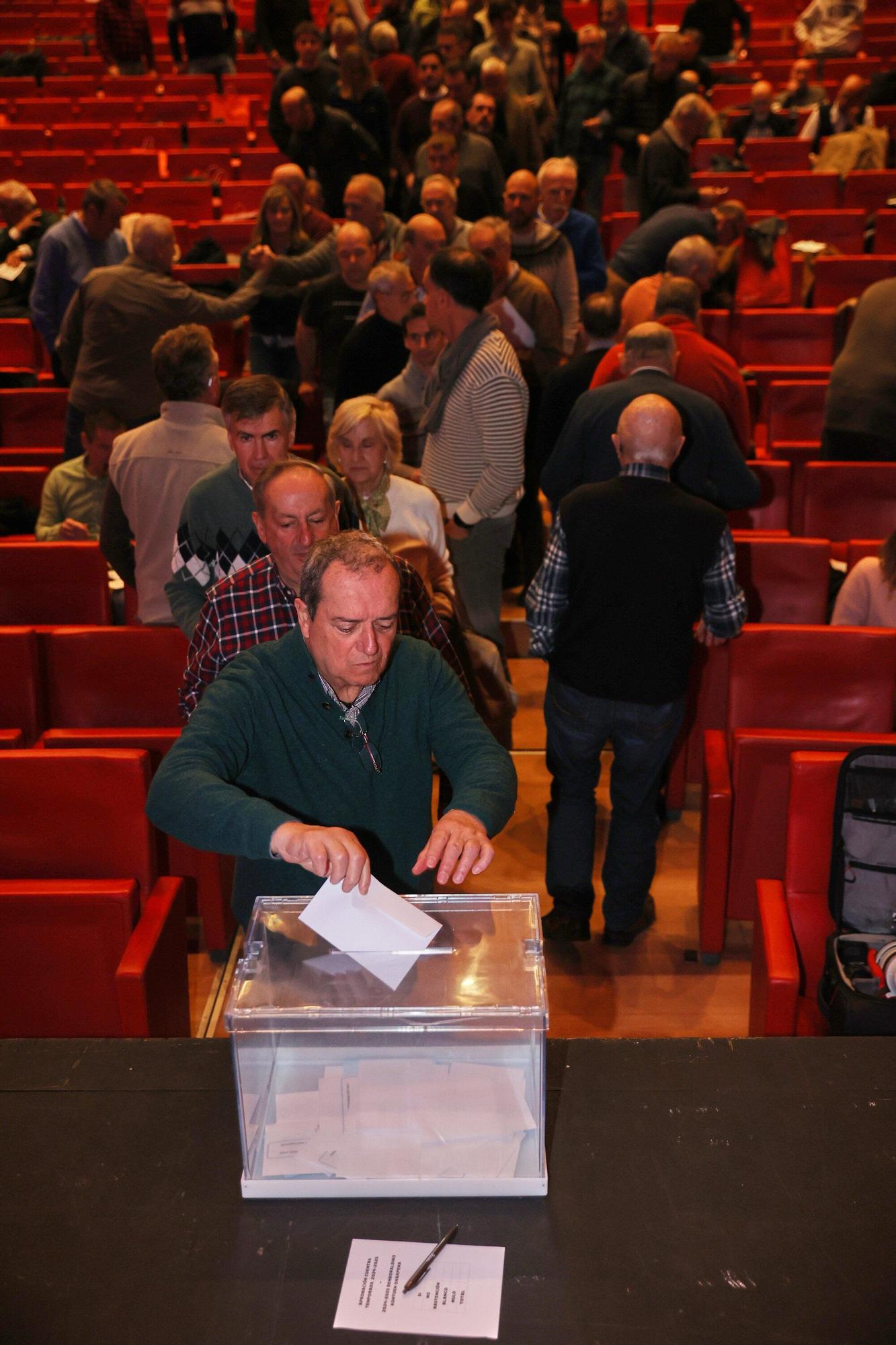Fotos de la Asamblea de socios de Osasuna en Baluarte