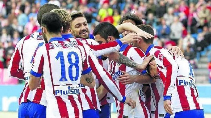 Los jugadores del Atlético de Madrid felicitan al francés Griezmann por su gol, que supuso el 2-0.