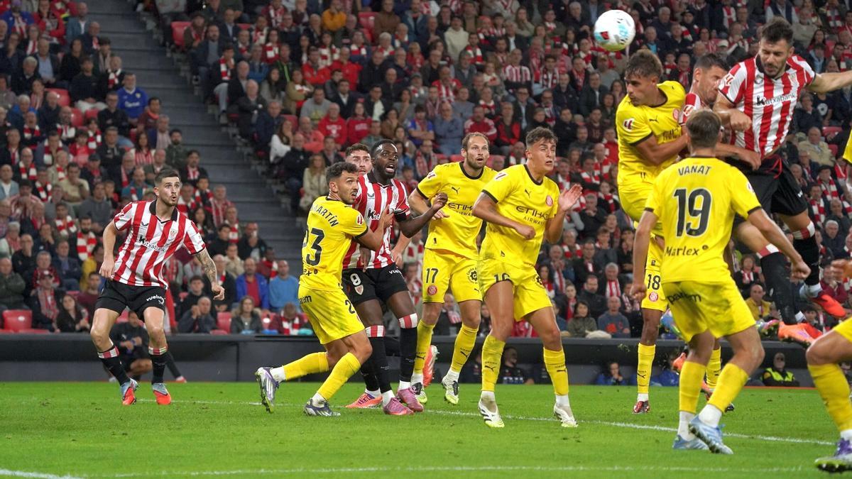 Oihan Sancet e Iñaki Williams observan el remate de cabeza de Aitor Paredes en un lance del partido ante el Girona.