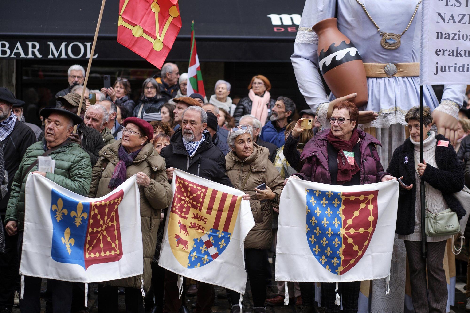 Fotos del homenaje a la estatua que corona el monumento que se erigió hace más de 100 años recordando la lucha popular en el Día de Navarra