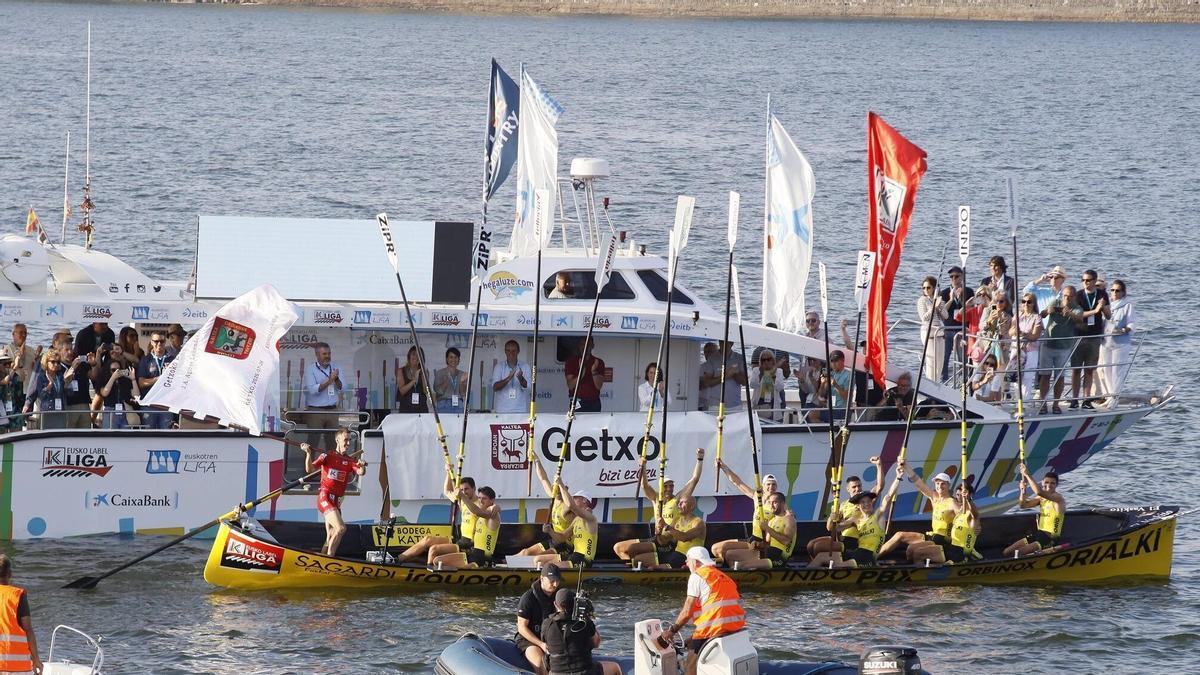 La trainera de Orio celebra su victoria en la regata de Getxo.