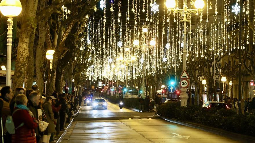 Donostia ya luce con los más brillantes colores de Navidad