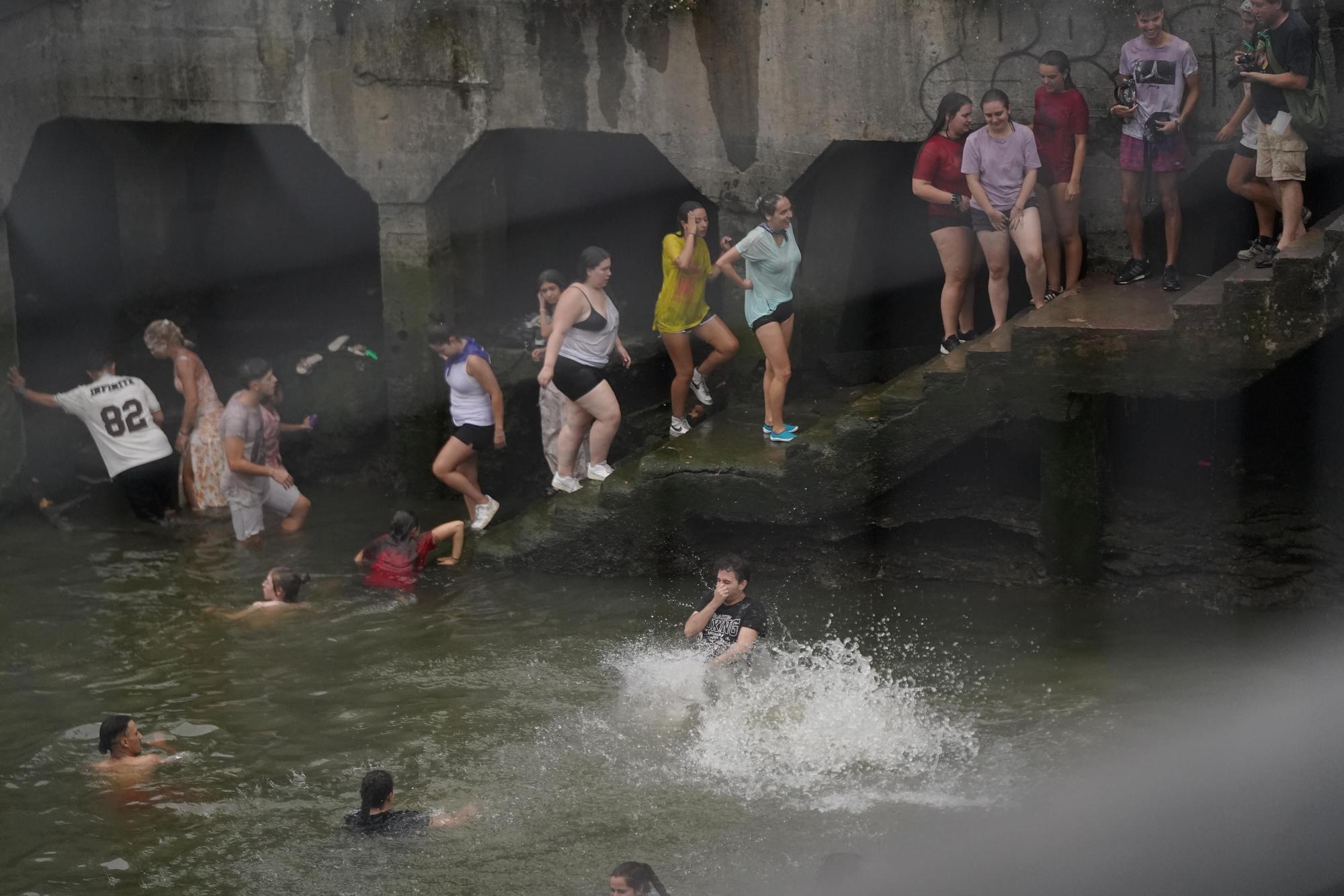En imágenes: chapuzón en la ría de Bilbao tras el txupin