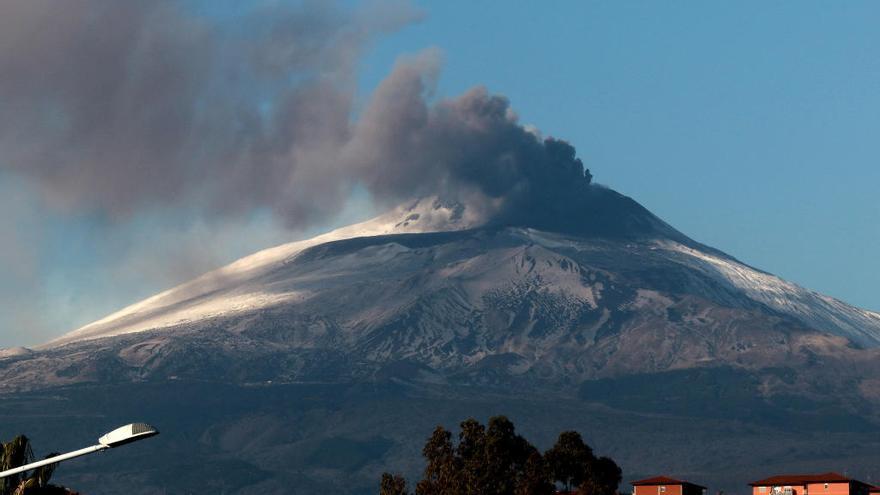 Una nueva erupción del Etna provoca una nube de cenizas de 10 kilómetros