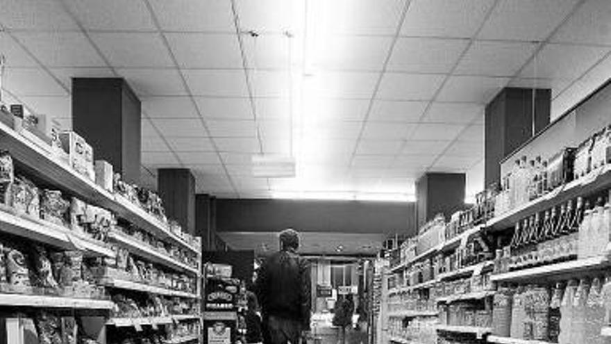 Clientes comprando ayer en uno de los Eroski del II Ensanche.