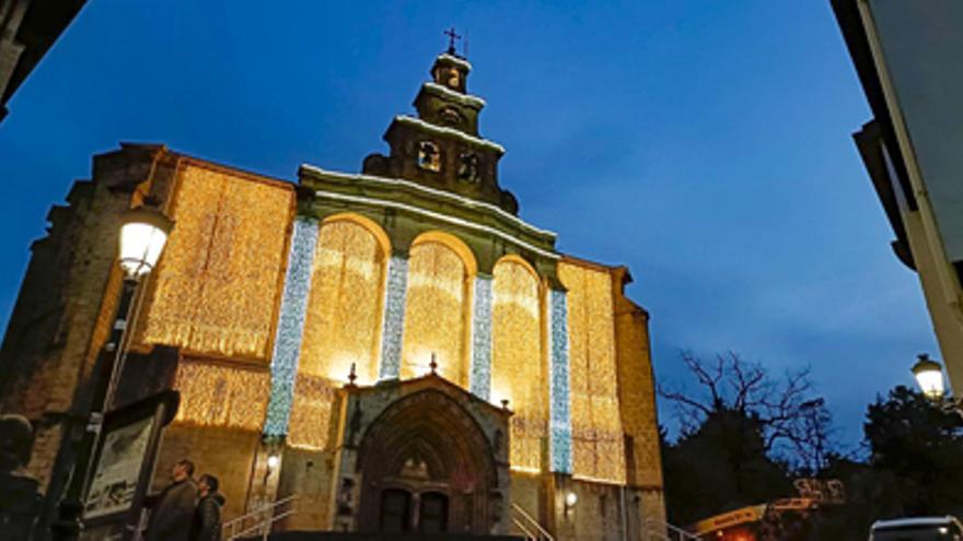 Gernika-Lumo enciende la Navidad con una novedosa pista de hielo frente al Ayuntamiento