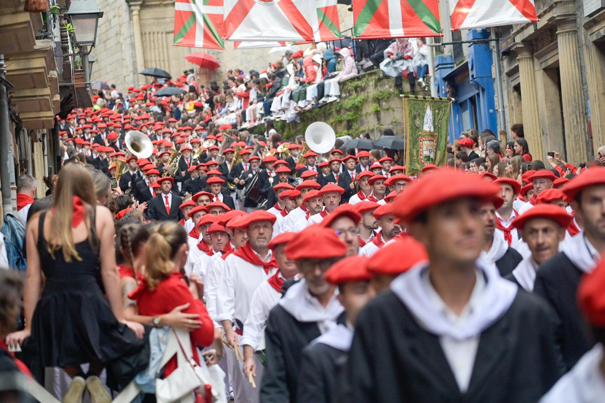 Fotos del Alarde tradicional 2025 por las calles de Hondarribia