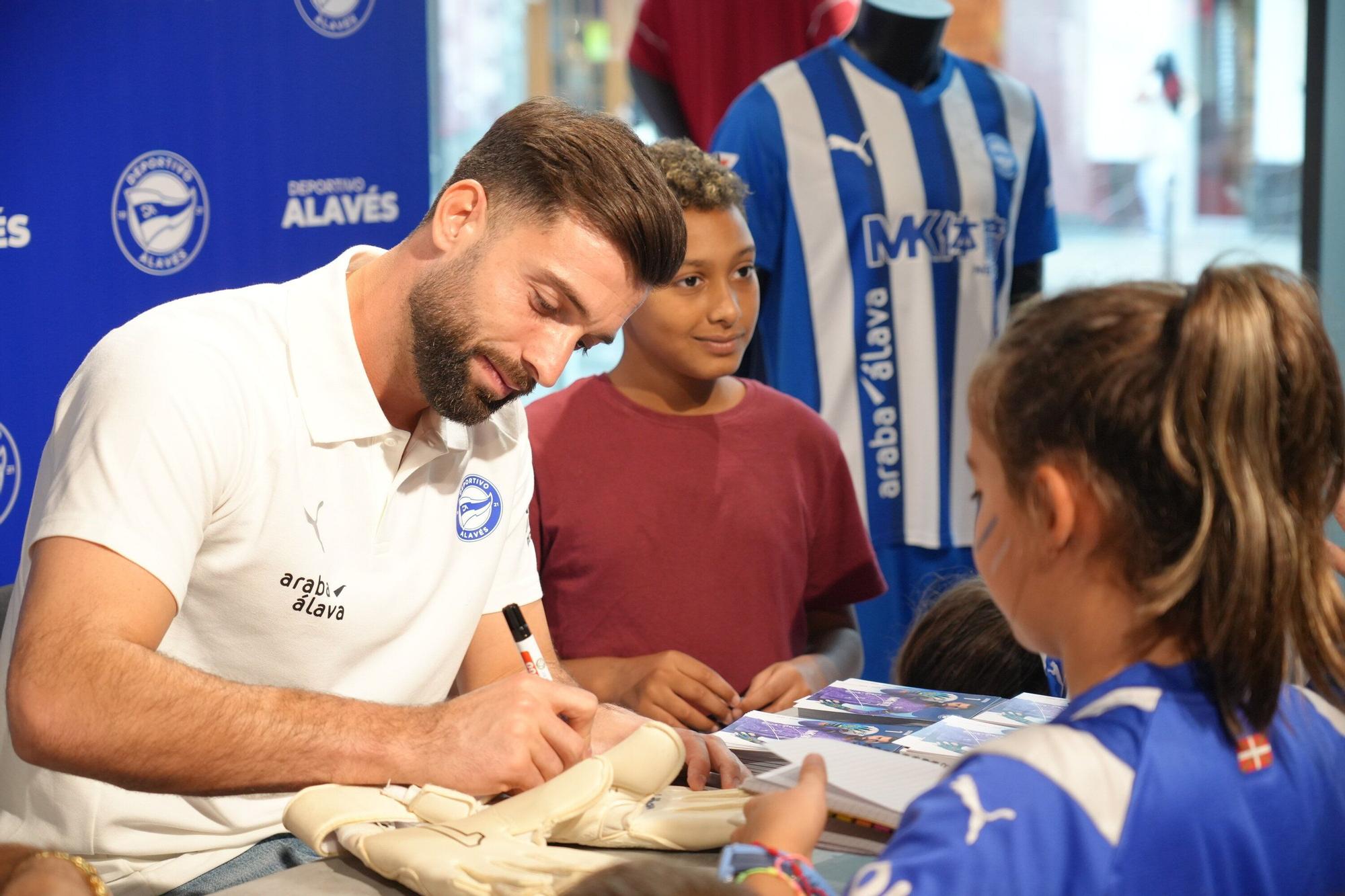 En imágenes: Firma de autógrafos para desbordar Vitoria-Gasteiz de ilusión albiazul