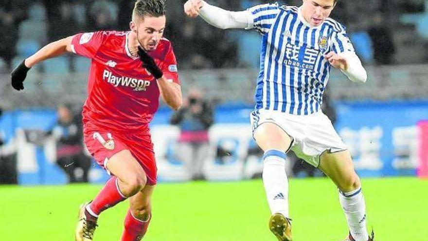 Igor Zubeldia pugna por un balón con el sevillista Pablo Sarabia, en Anoeta. Igor Zubeldia pugna por un balón con el sevillista Pablo Sarabia, en Anoeta.