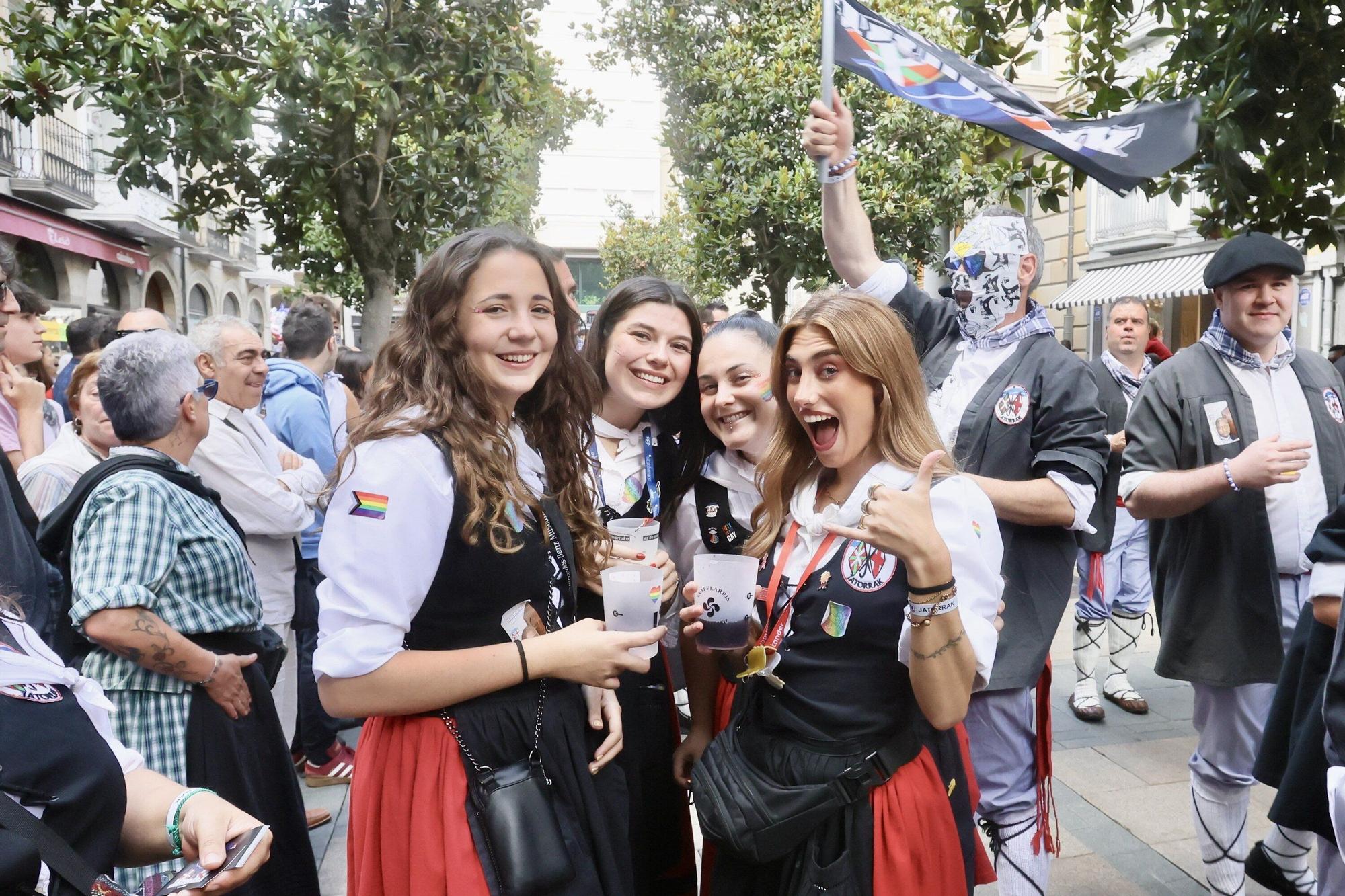 En imágenes: Blusas y neskas desfilan en una kalejira por Santiago
