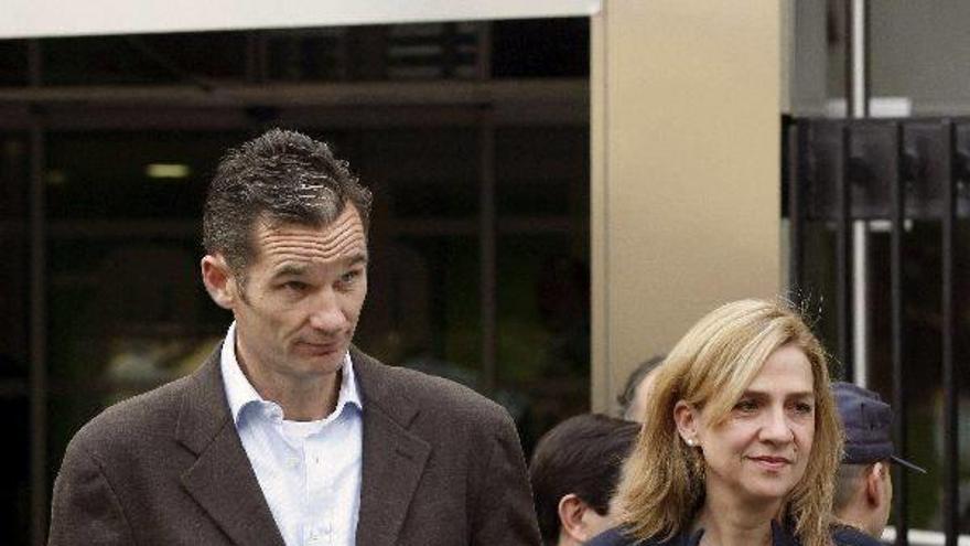 Iñaki Urdangarin y Cristina de Borbón, en su última aparición pública, cuando visitaron al padre de esta tras su última operación quirúrgica.