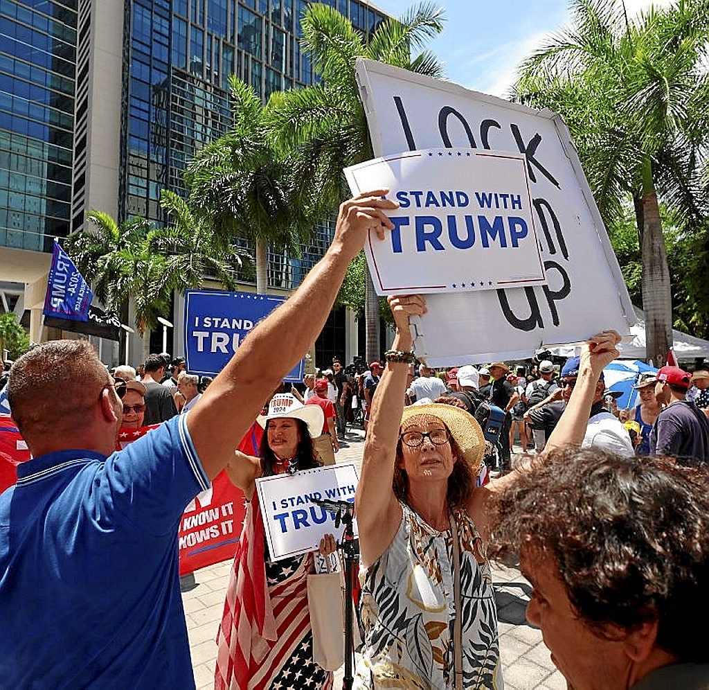 Seguidores y opositores a Trump se manifiestan ante la corte judicial de Miami. Foto: Efe