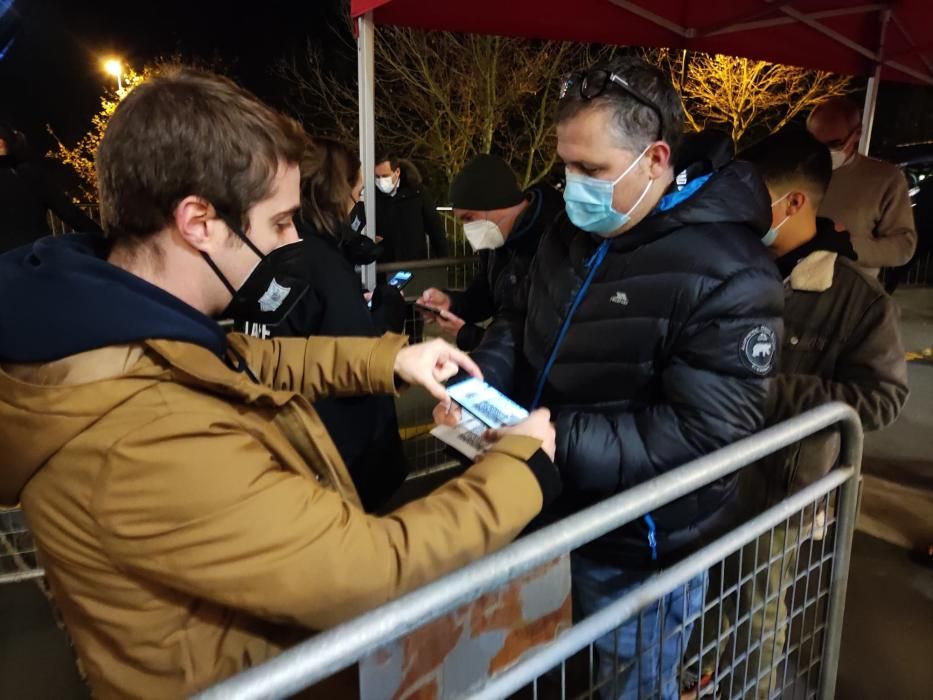 Escaneo del pasaporte covid en los accesos.
