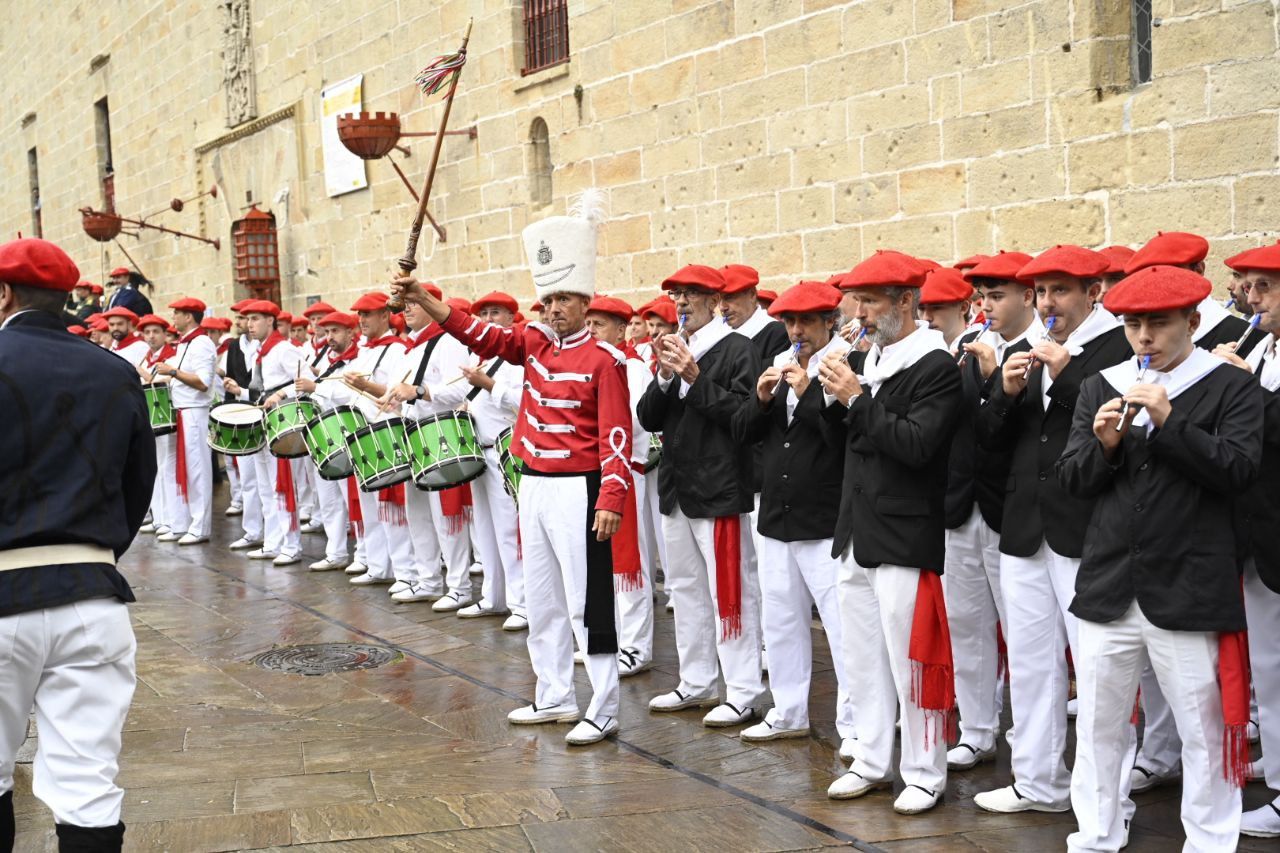 El Alarde desfila por las calles de Hondarribia