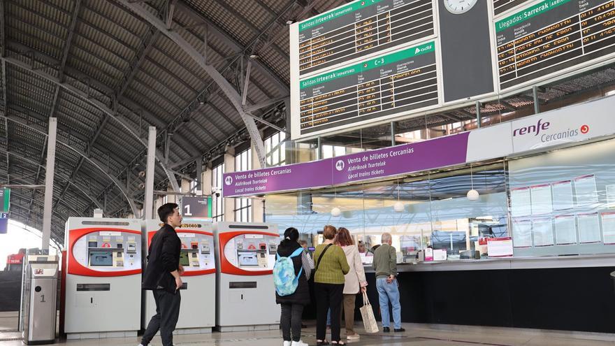 &quot;Es imprescindible que el tren vaya de Santander a Bilbao con dos paradas intermedias en Castro y Laredo&quot;