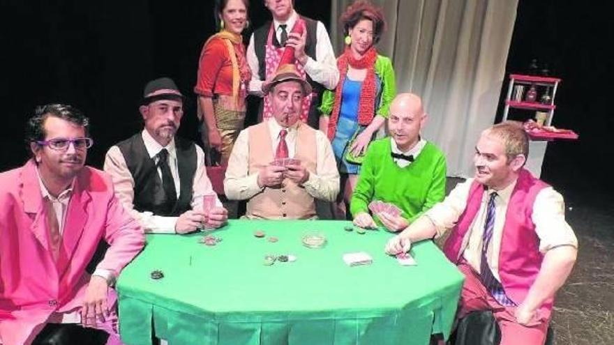 El equipo de actores posa en uno de los ensayos realizados en el escenario de la casa de cultura de Berriz.