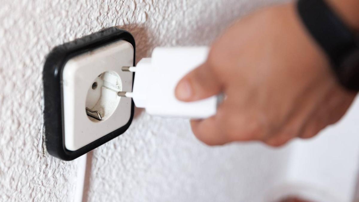 Truco casero y efectivo para limpiar los enchufes