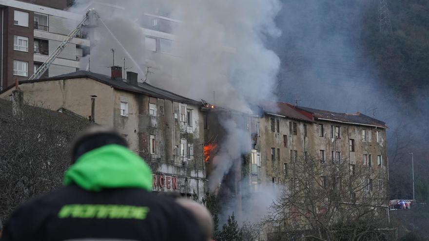 Un fallecido y cuatro rescatados en el incendio de un bloque de viviendas de Basauri