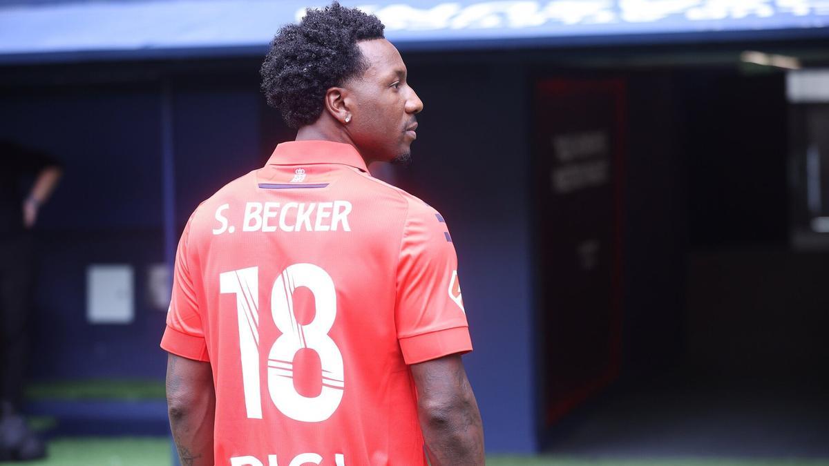 Sheraldo Becker, el día de su presentación como jugador de Osasuna.