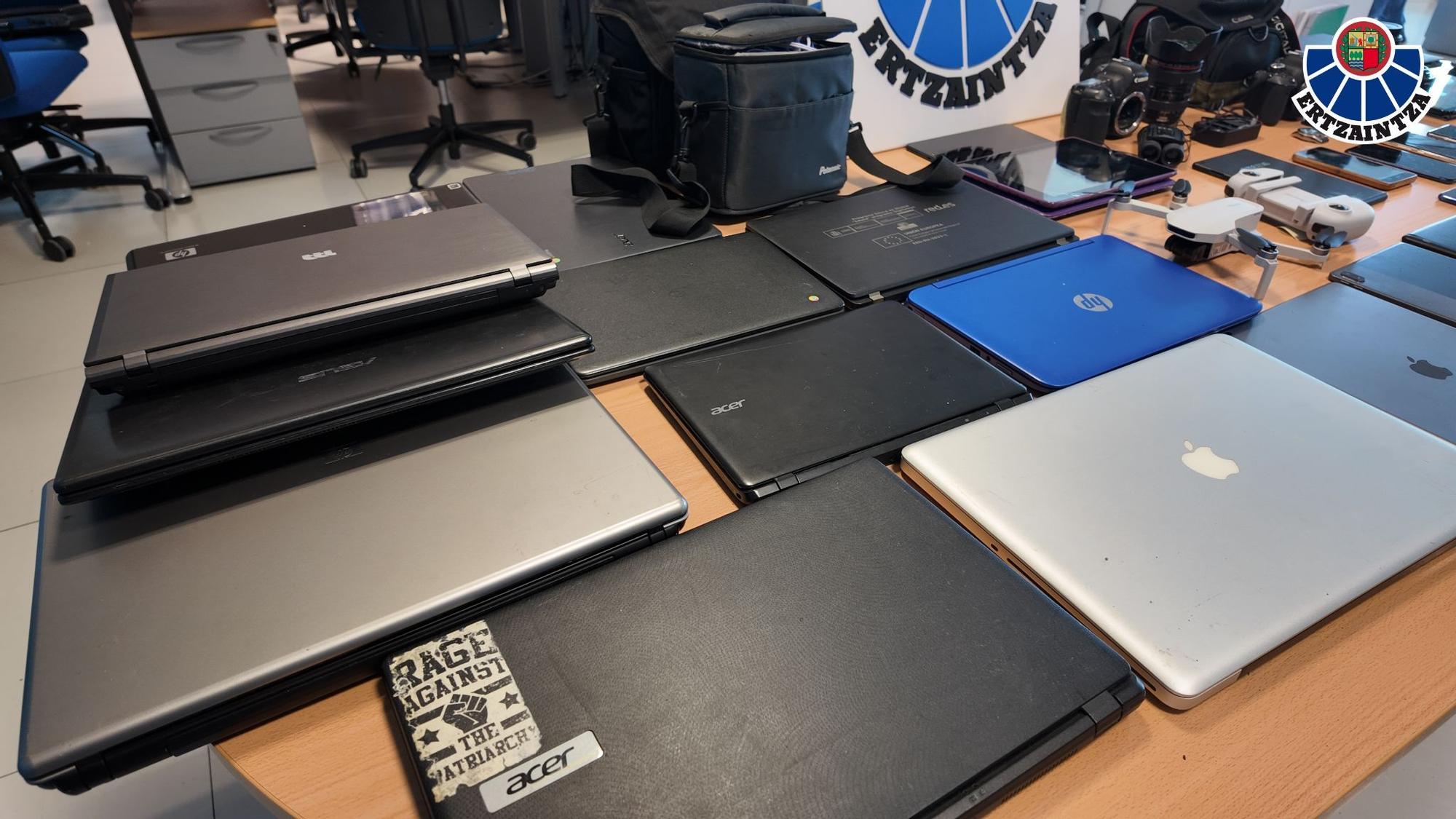 Dispositivos electrónicos incautados a la banda que operaba en Bizkaia