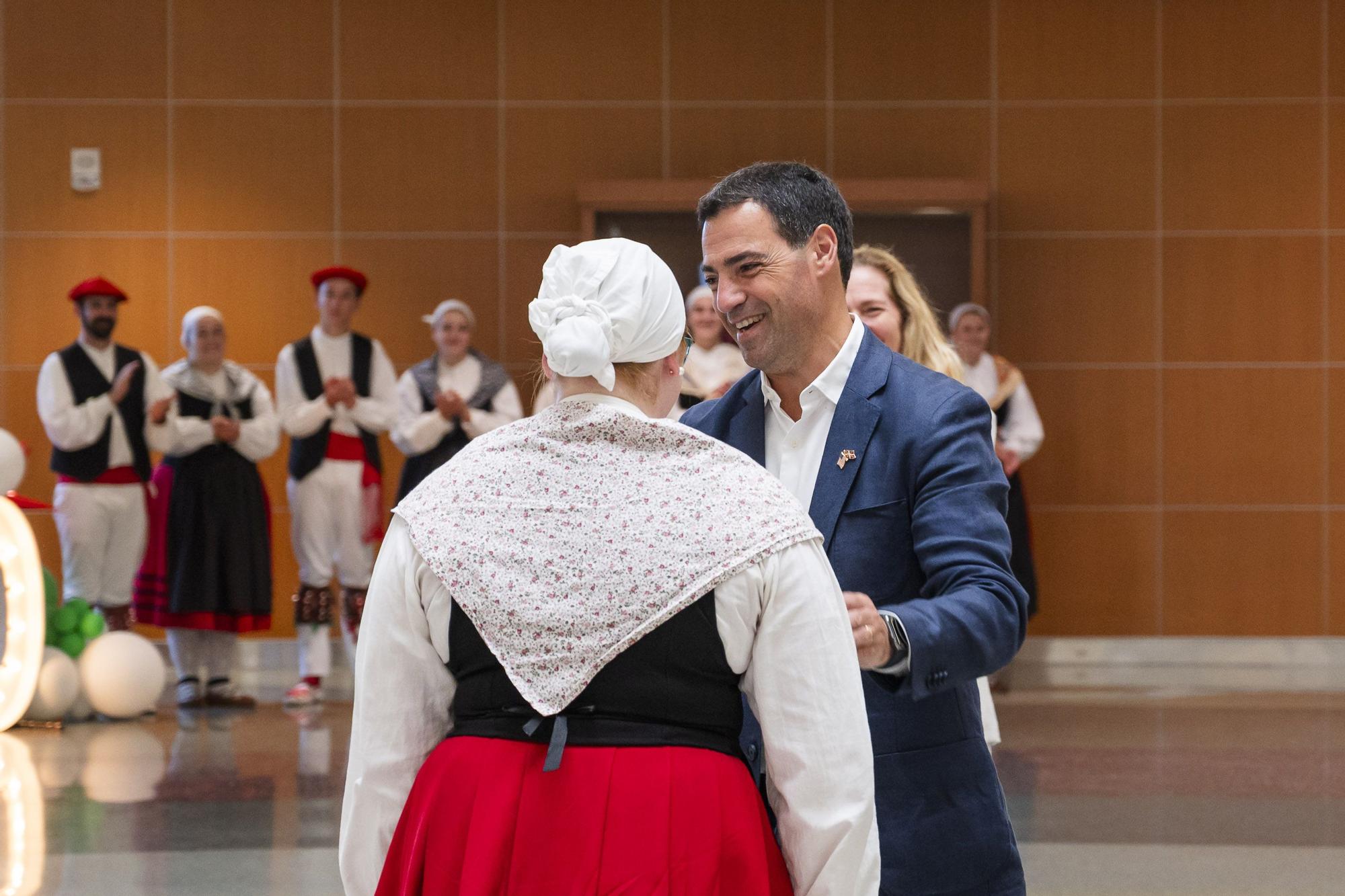 El lehendakari, Imanol Pradales, es recibido en el aeropuerto de Boise (Estados Unidos) a su llegada para participar en el Jaialdi