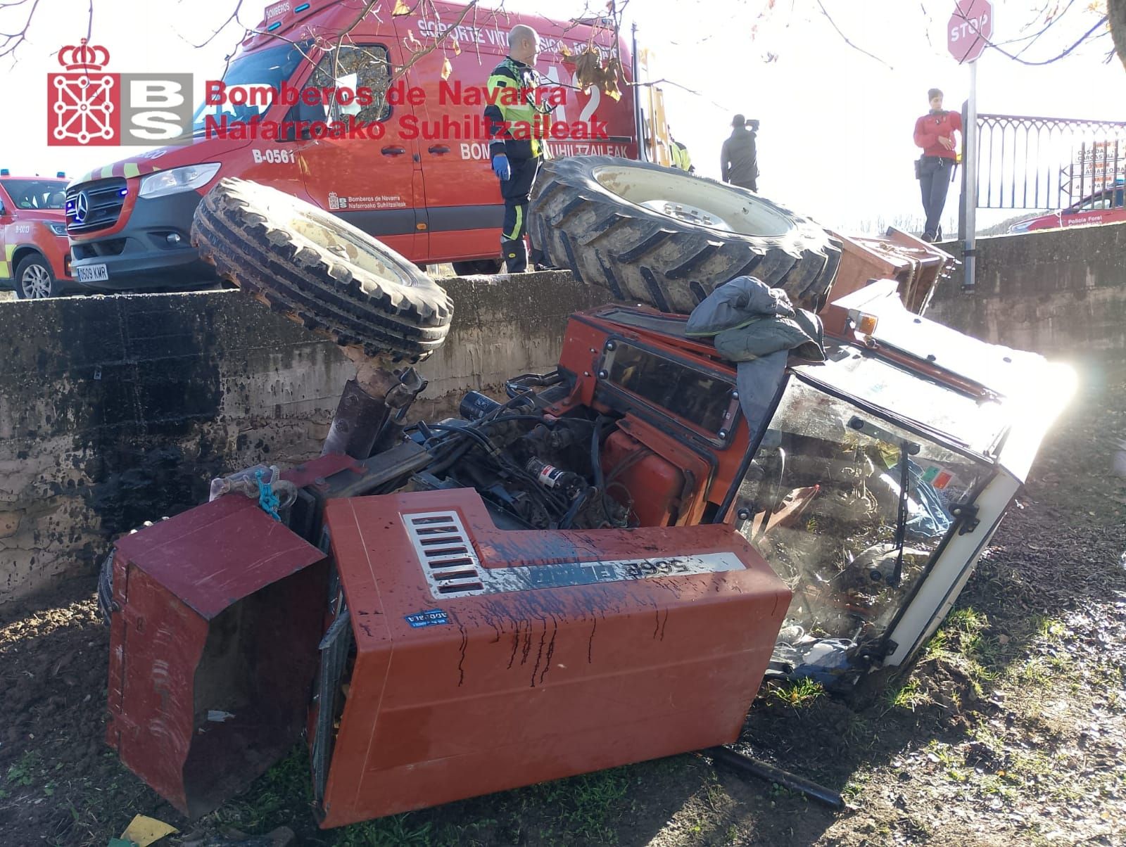 Imágenes del tractor volcado en Cáseda